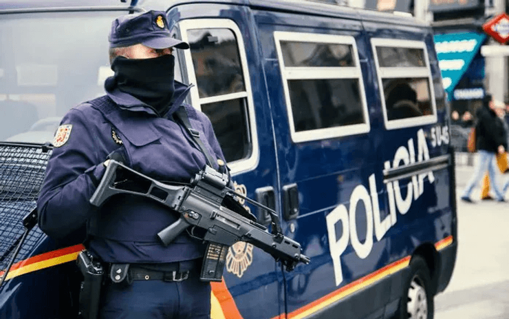 Полиция в Испании, полиция, сантехник, ремонт труб, высокая цена, плата за услуги, попросил слишком много денег, ремонт, попал в заложники, под дулом пистолета