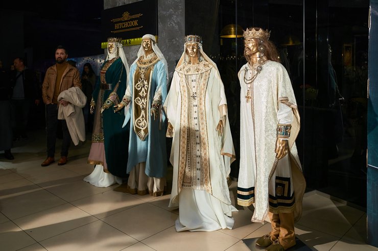 Экспозиция тематических костюмов