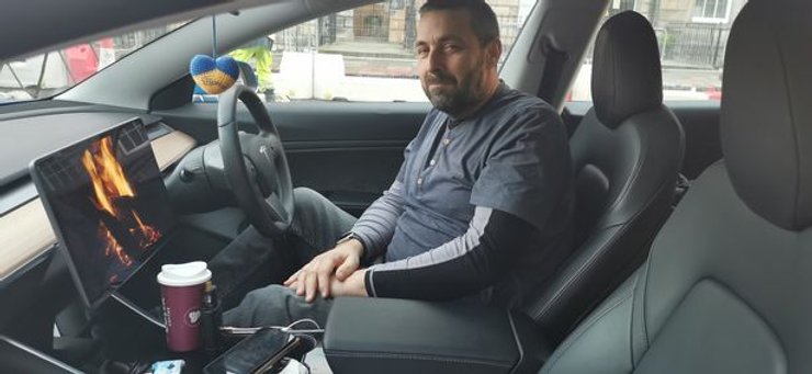 Девід у Tesla, фото