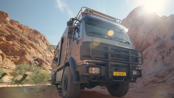 Автодом построен на базе грузовика Mercedes 1722