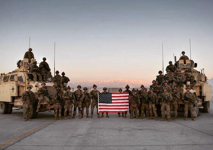 солдаты с флагом и техникой, армия сша, американские военные