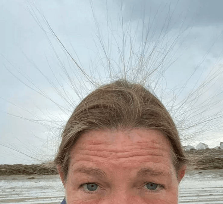 Статический заряд, волосы дыбом, накапливается электрический заряд, удар молнии, статические волосы