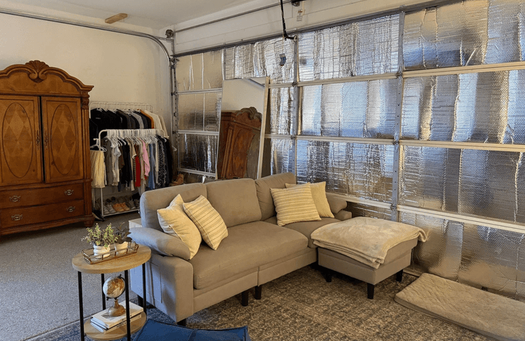 Серая софа, подушки и антикварный шкаф в гостиной, устроенной в бывшем гараже, который отец превратил в квартиру