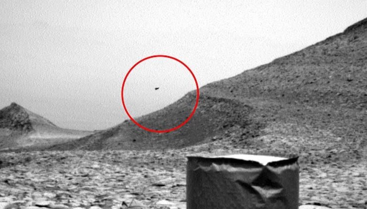 "Літальний апарат інопланетян": марсохід NASA помітив НЛО на Марсі