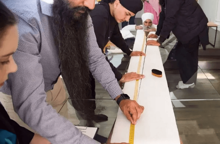 Житель Канады Сарван Сингх, самая большая борода