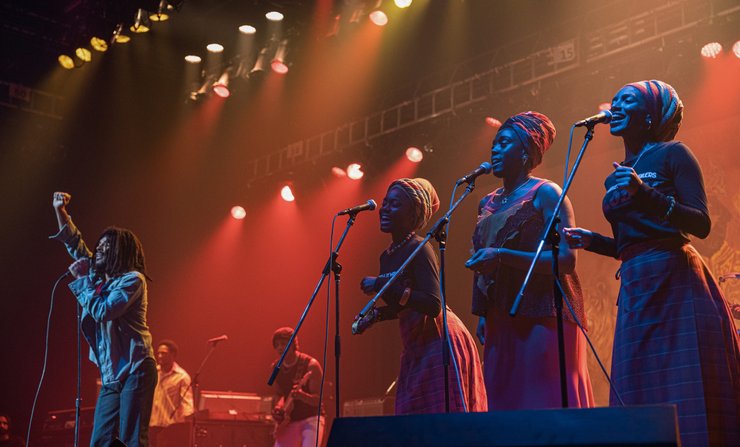 Кадр из фильма "Боб Марли: Одна любовь". В центре вокального трио - Рита Марли