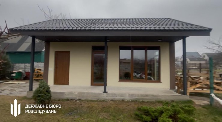 Солдаты также построили гостевой дом на усадьбе командира