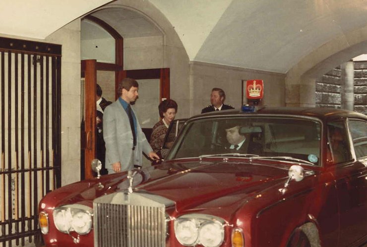 Принцесса Маргарет садится в свой Rolls-Royce Silver Wraith II