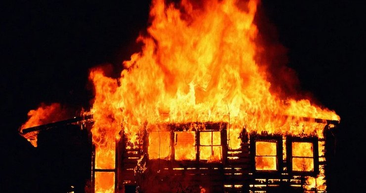 пожар, горит дом