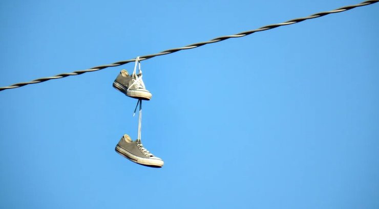 Кроссовки на проводах, обувь на проводах, зачем закидывают обувь на провода, забрасывание обуви, проверка фактов, что значит обувь на проводах