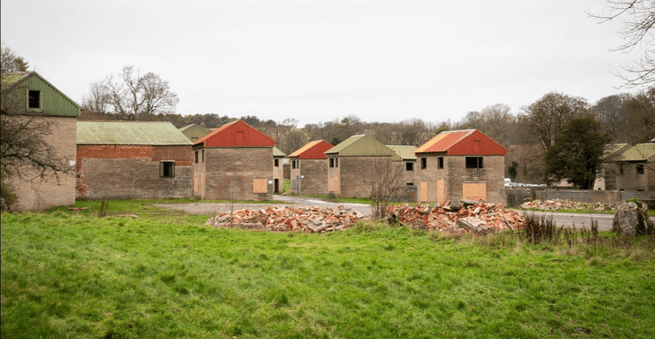 Порожні будинки і зруйновані споруди в покинутому селі, яке відкрите для відвідувань лише 12 днів на рік