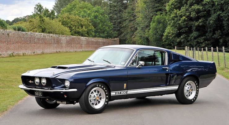 Ford Mustang Shelby GT500 выпуска 1967 года, по цвету кузова и отделке салона в точности повторяющий тот, который был заказан Джимом Моррисоном