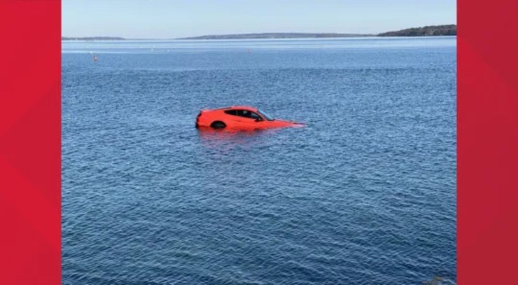 Женщина утопила угнанный автомобиль, угнанный спорткар, рыбак спас женщину, утопила машину, водолазы, полиция, достали авто