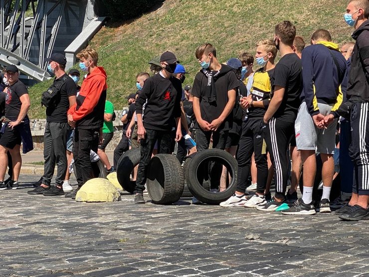 нацкорпус, покрышки, акция, фото