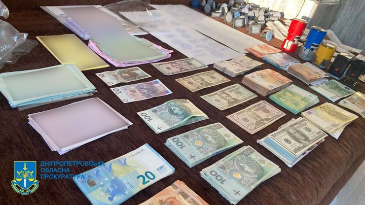 деньги, обыск, наличные, купюры, выезд за границу Украины по поддельным документам днепр, Выезд за границу, подделка документов,