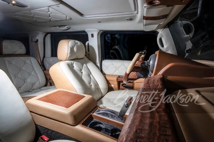 Салон Dartz Prombron Black Stallion, внедорожник Dartz