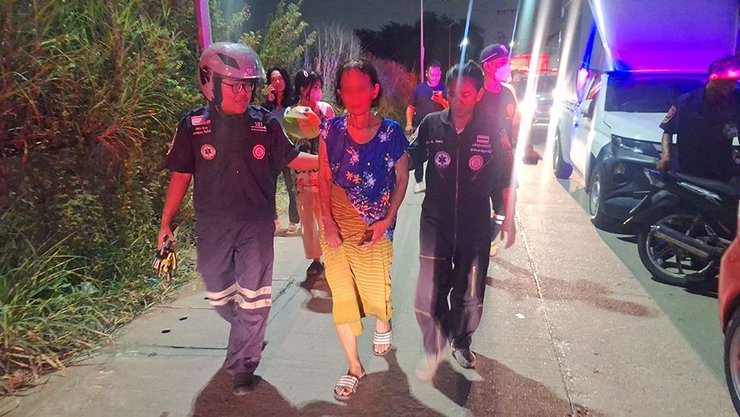 Женщина 4 часа боролась с питоном, пенсионерка, питон попытался съесть женщину, огромный питон, змея укусила женщину