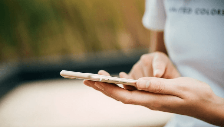 Телефон, привид у телефоні, моторошні повідомлення, смс, ліхтарик на телефоні, збій у системі, Motorola, пенсіонерка з телефоном