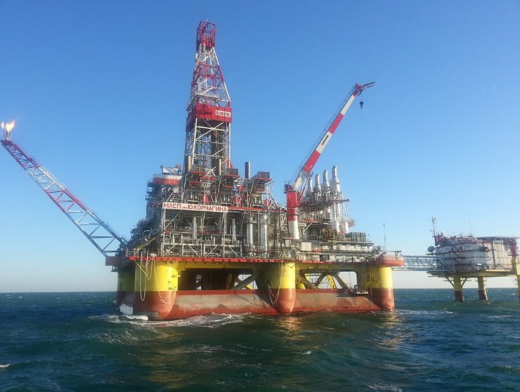 Фото платформы "Лукойл" на месторождении им. Юрия Корчагина