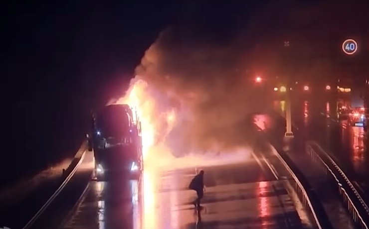 пожар грузовика, пожар авто, грузовик загорелся