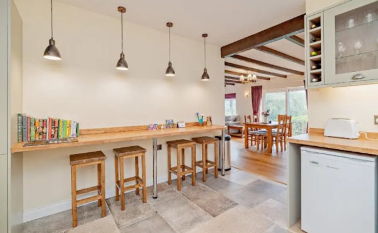 Кухня оборудована элегантной барной стойкой для завтрака