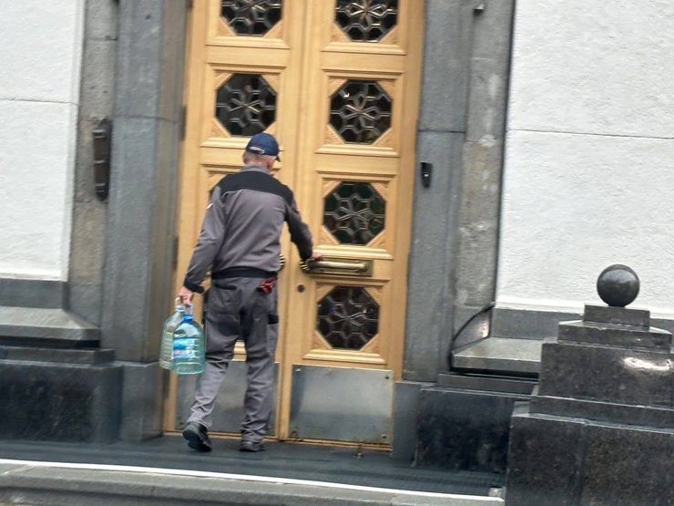 Через відключення водопостачання у Києві у Верховну Раду доставили воду