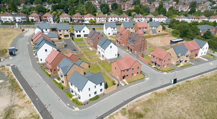 Жилой комплекс пустует, застройщик обанкротился, покупка недвижимости, жилье, Великобритания