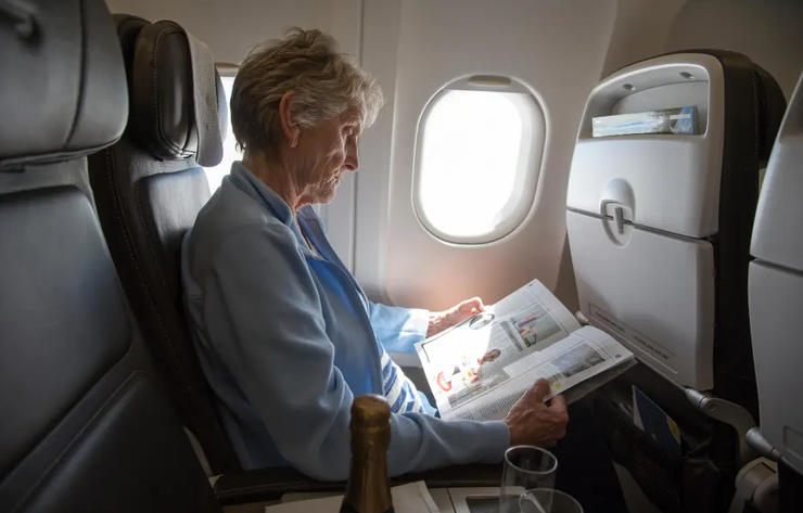 Женщина отказалась уступить место паре с ребенком в самолете, почему она так решила, курьезы