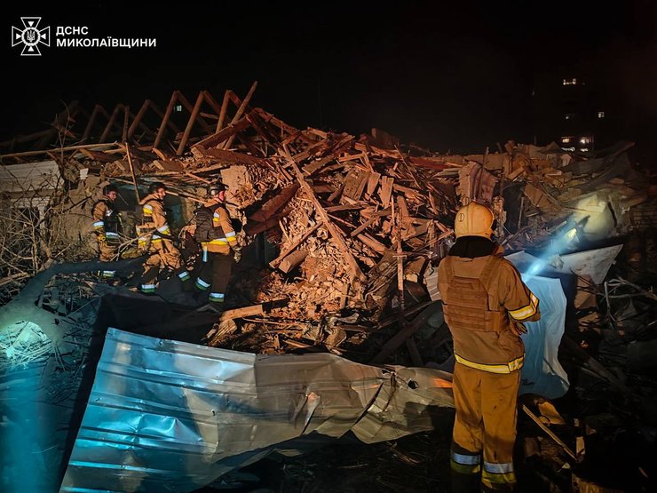 Рятувальники ліквідовують наслідки удару ЗС РФ по Миколаєву