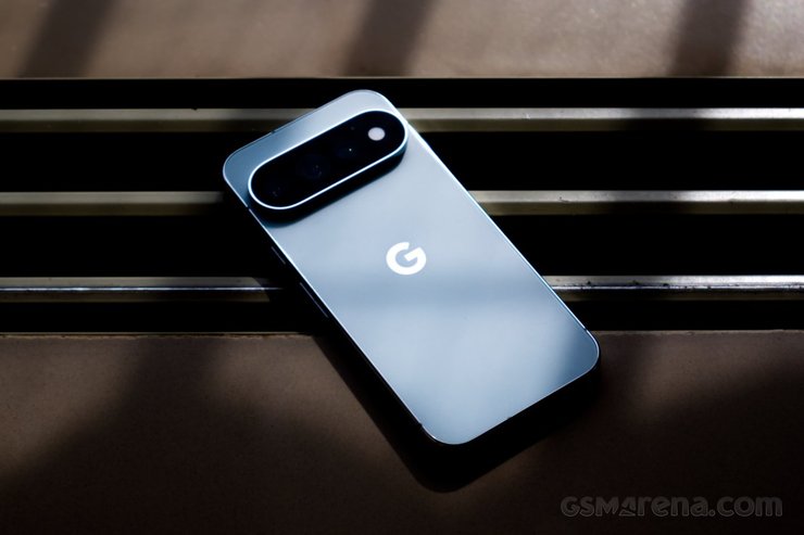 Google Pixel 11 Pro на столе