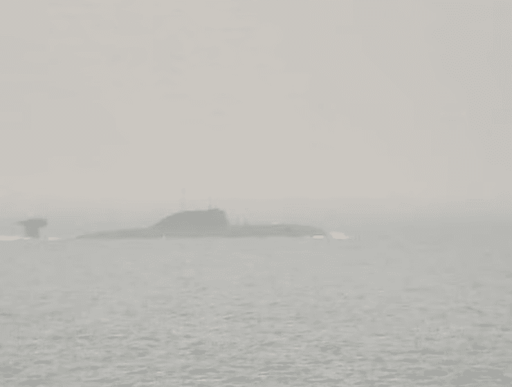 Російський підводний човен з'явився над водою наступного дня після того, як сили НАТО почали спостерігати за ним