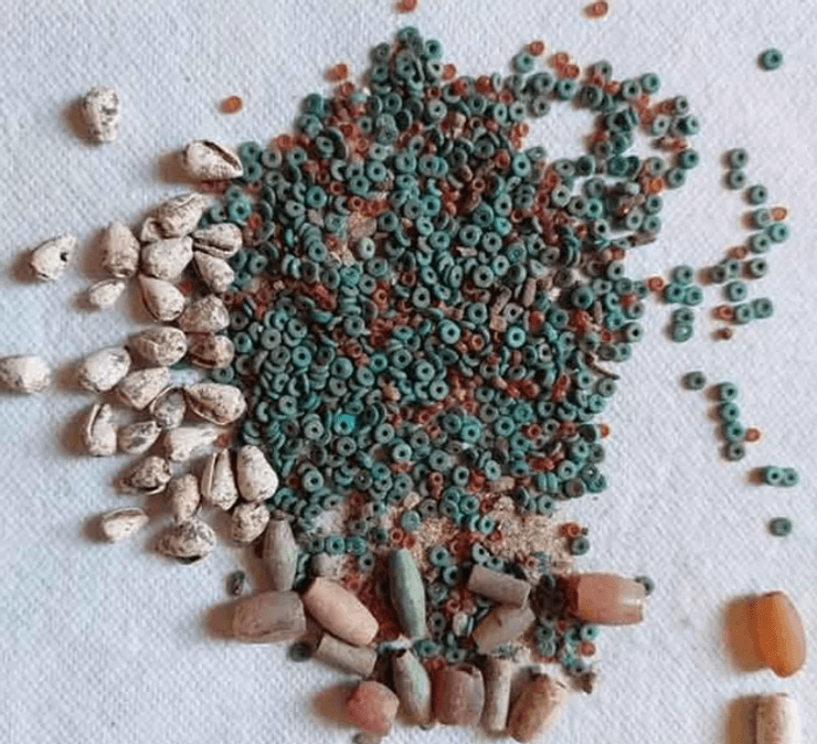 Некрополь Меир, археологические открытия, византийская эпоха, поздний период, Египет, мультикультурное наследие, монашеские кельи, погребальные предметы, коптская письменность, скальные гробницы