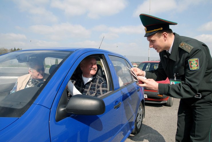 Согласно статье 338 Таможенного кодекса Украины, для проведения личного досмотра лица (что является более тщательной формой, чем досмотр вещей) необходимо письменное постановление руководителя таможенного органа