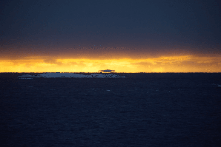 парящая льдина над землей