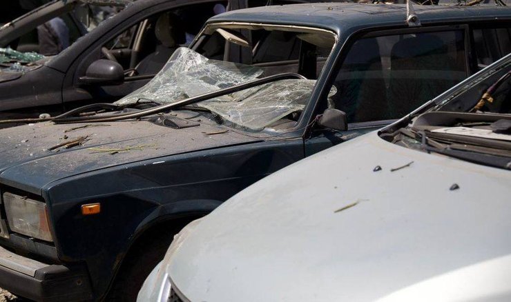 Поврежденная машина в результате обстрела Днепра 24 июня