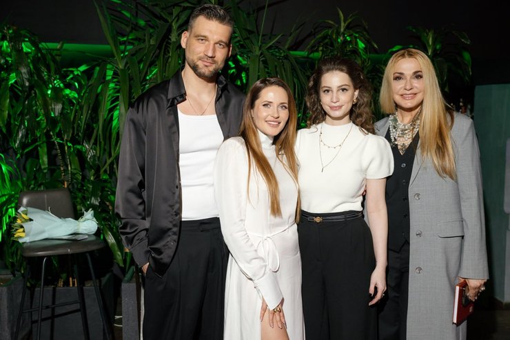 Чтение стихов на берегу Днепра — светская жизнь