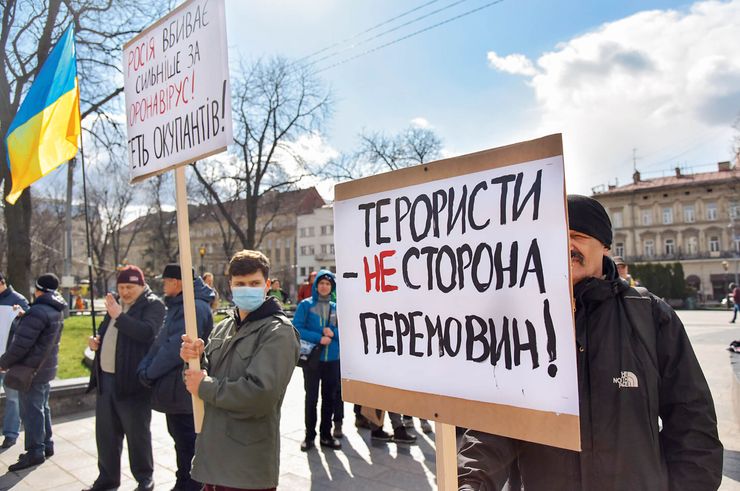 загострення на Донбасі, протести проти капітуляції
