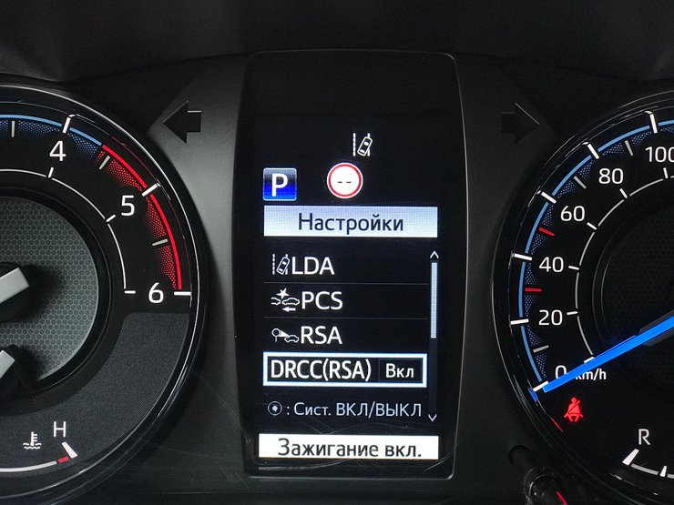 активная безопасность пикапа Toyota Hilux, новые приборы Toyota Hilux, новый щиток приборов на Toyota Hilux, Toyota Hilux интерьер, обзор Toyota Hilux, тест-драйв Toyota Hilux, ассистенты вождения Toyota Hilux