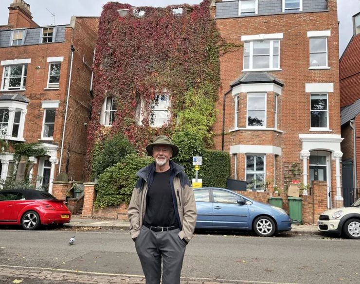 Дом полностью зарос плющом, растение оккупировало весь дом в Лондоне, интересные локации, путешествия, туризм, фасад дома