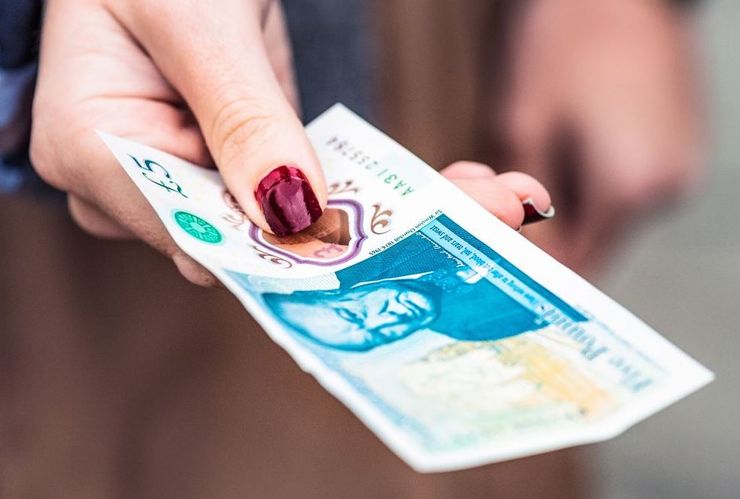 Али Смит из Великобритании нашла деньги в почтовом ящике, кто оставил ей эту купюру, курьезы, интересные истории