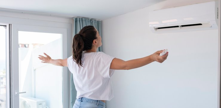 Девушка охлаждается кондиционером