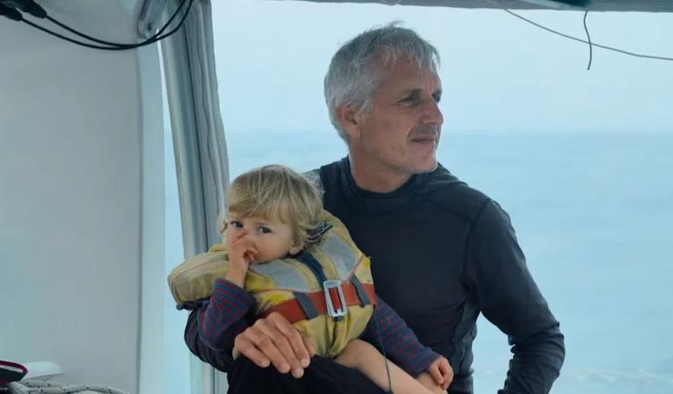 Семья живет на 20 квадратах в открытом море, они рассказали о своем образе жизни, интересных историях, странных случаях