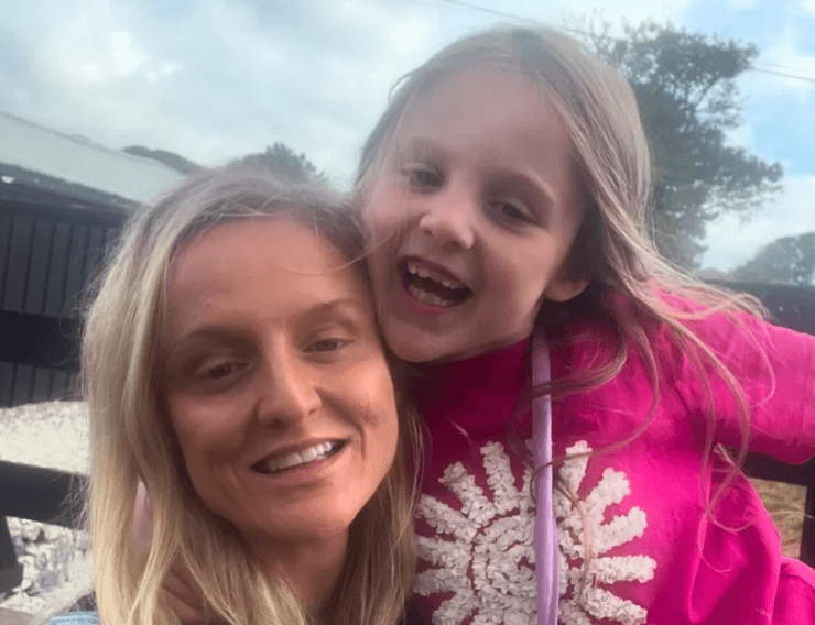 Женщина с дочерью сдают свой дом в аренду