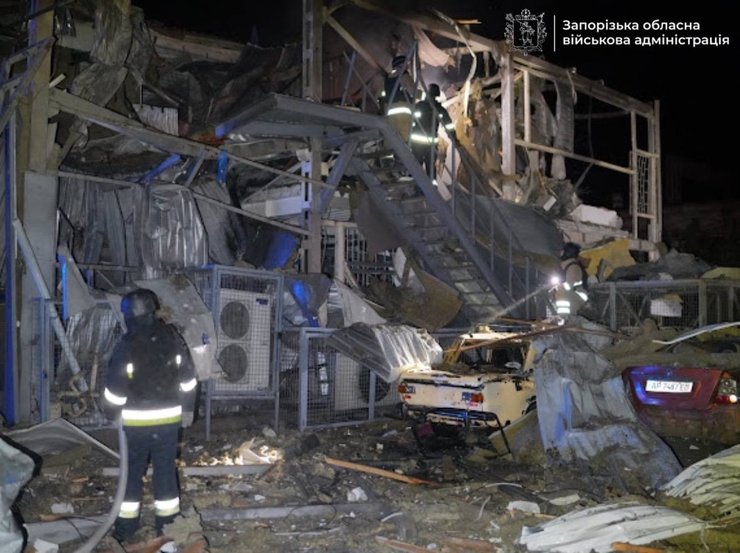 РФ ударила дронами по магазину в Запорожье