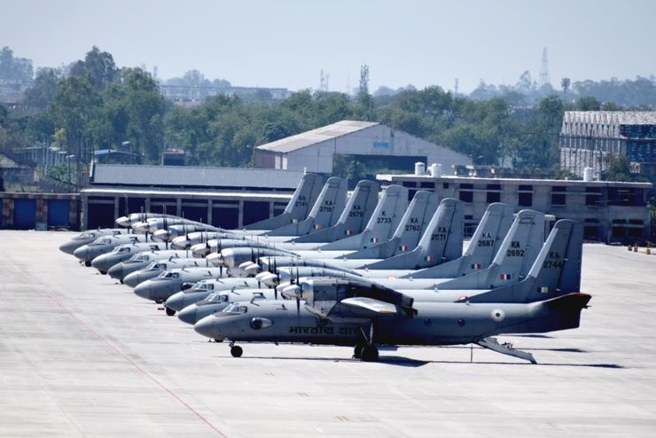 літаки стоять у ряд