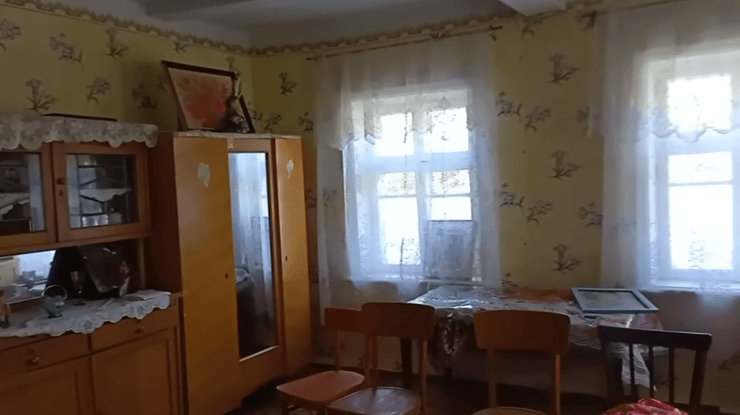 Огляд хати в селі, кімната