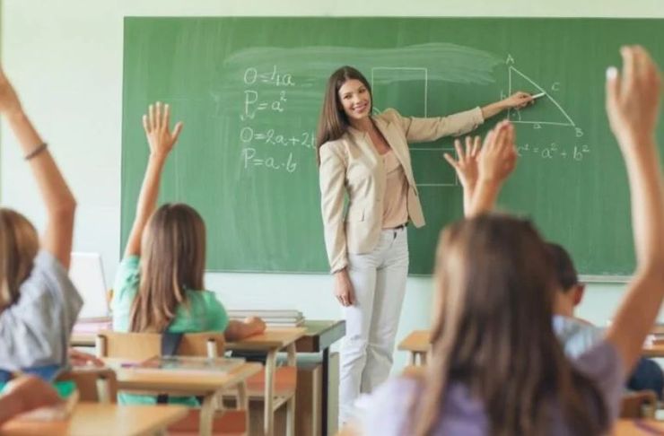 В Украине День учителя имеет неповторимую, особую ауру. Этот праздник выходит далеко за пределы официального календарного празднования — он является искренним проявлением благодарности тем, кто формирует мировоззрение, характер и судьбы последующих поколений.  Традиционно этот день сопровождается рядом трогательных событий:  Праздничные концерты и выступления учеников. Школьные сцены наполняются стихами, песнями и теплыми словами благодарности, которые звучат от воспитанников к своим наставникам.  Цветы и символические подарки. С самого утра дети приходят в школу с букетами, открытками и небольшими презентами, вкладывая в них искренность и уважение.  Ученики в роли учителей. В некоторых учебных заведениях в этот день происходит символическая смена ролей — школьники становятся за учительский стол, чувствуя ответственность и сложность педагогического труда.  Теплые встречи коллег. После уроков педагоги собираются на камерные праздничные вечера — с песнями, воспоминаниями и искренним общением в дружеском кругу.  День учителя в Украине — это момент, когда общество останавливается, чтобы почтить людей, благодаря которым мы учимся думать, чувствовать и мечтать.