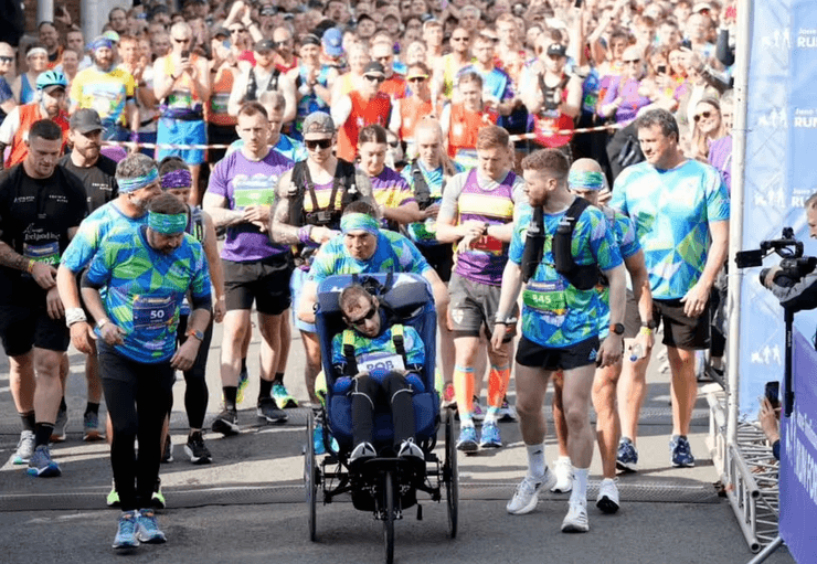 Марафон, бег, спорт, благотворительность, сбор денег, болезнь, регбист, парализованный спортсмен, друг,