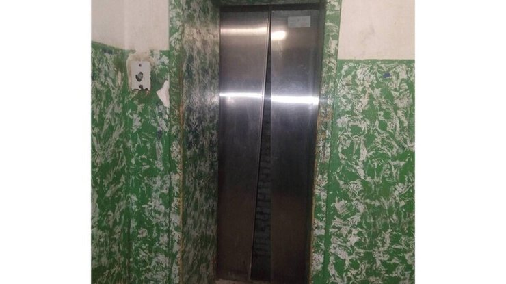 Чоловік спробував вибратись з ліфта і впав у шахту