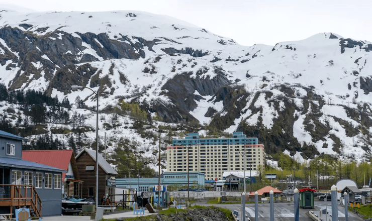 Город Уиттиер, люди живут под одной крышей, уникальный город, в городе всего один дом, все люди живут вместе, Аляска, всегда холодно